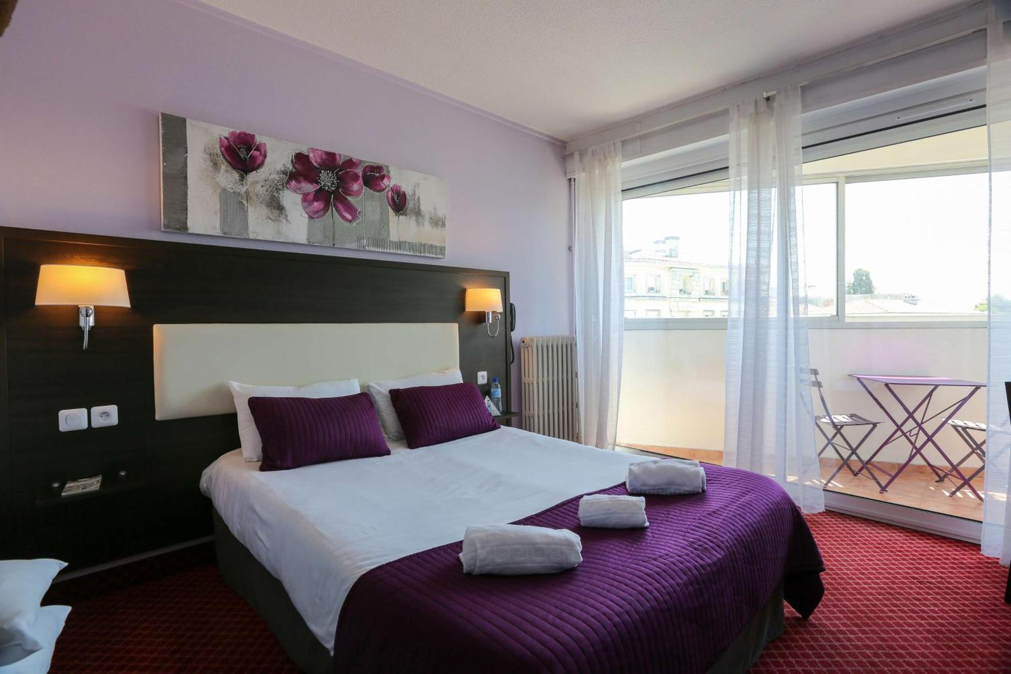 Brit Hotel Bleu Nuit Saintes Bagian luar foto