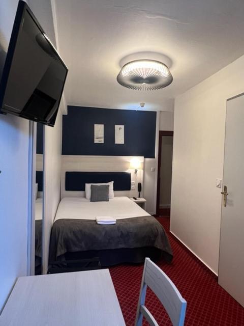 Brit Hotel Bleu Nuit Saintes Bagian luar foto