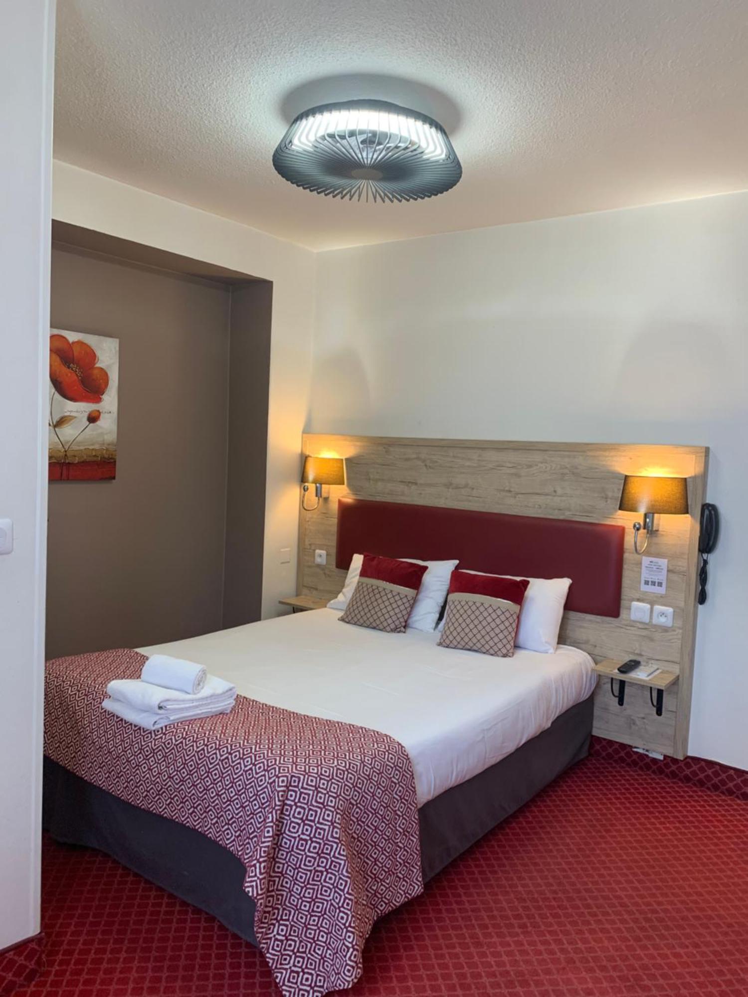 Brit Hotel Bleu Nuit Saintes Bagian luar foto
