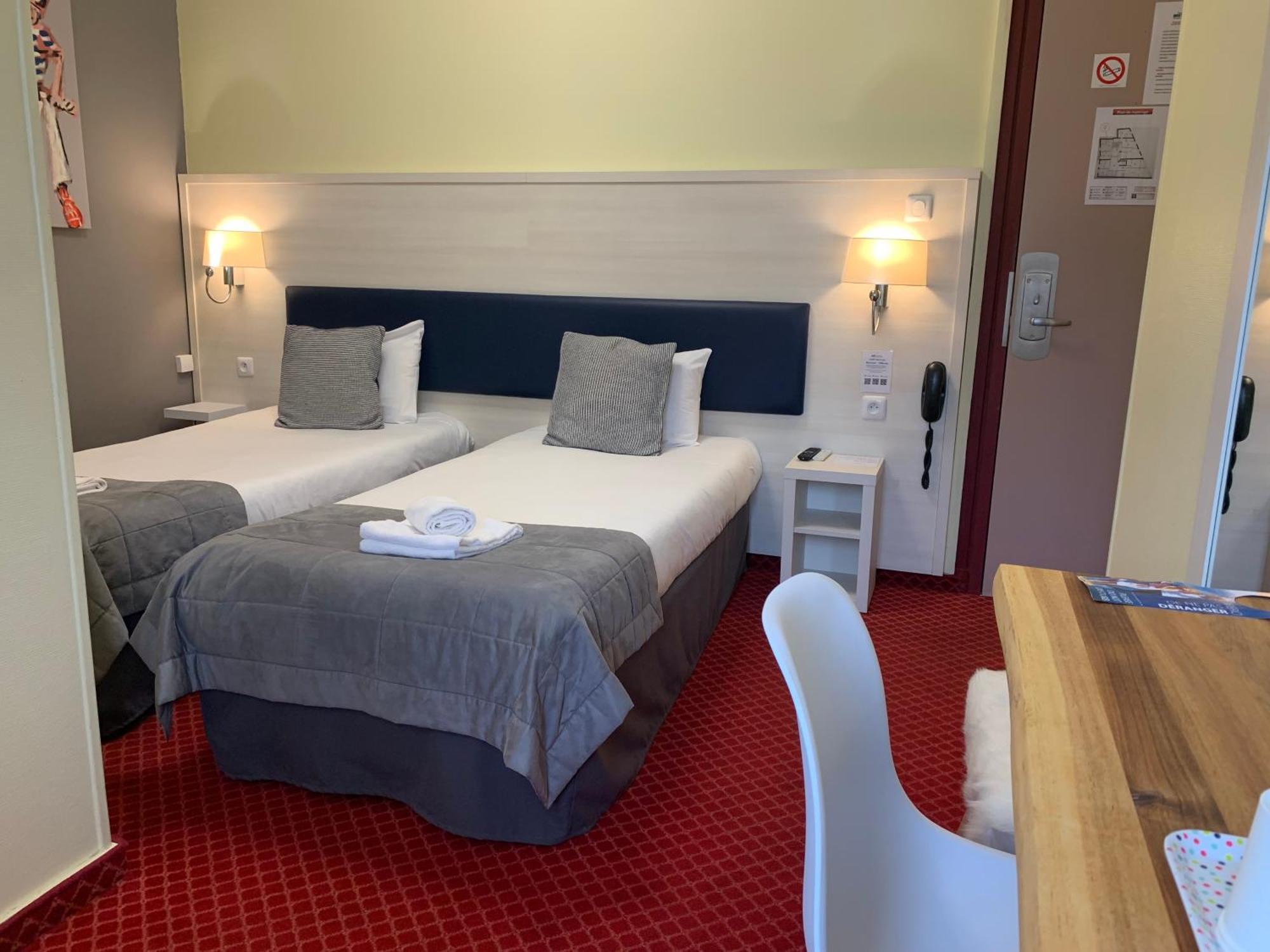Brit Hotel Bleu Nuit Saintes Bagian luar foto