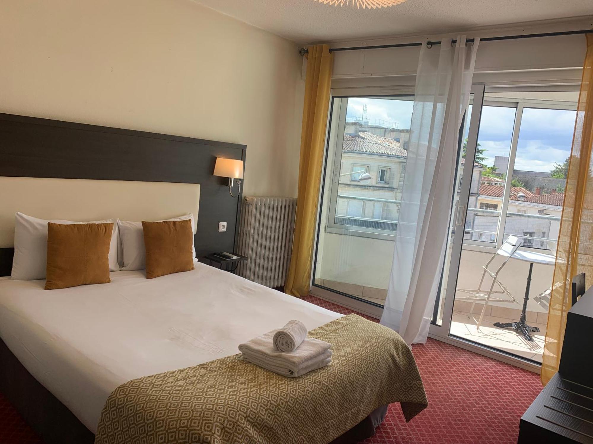 Brit Hotel Bleu Nuit Saintes Bagian luar foto