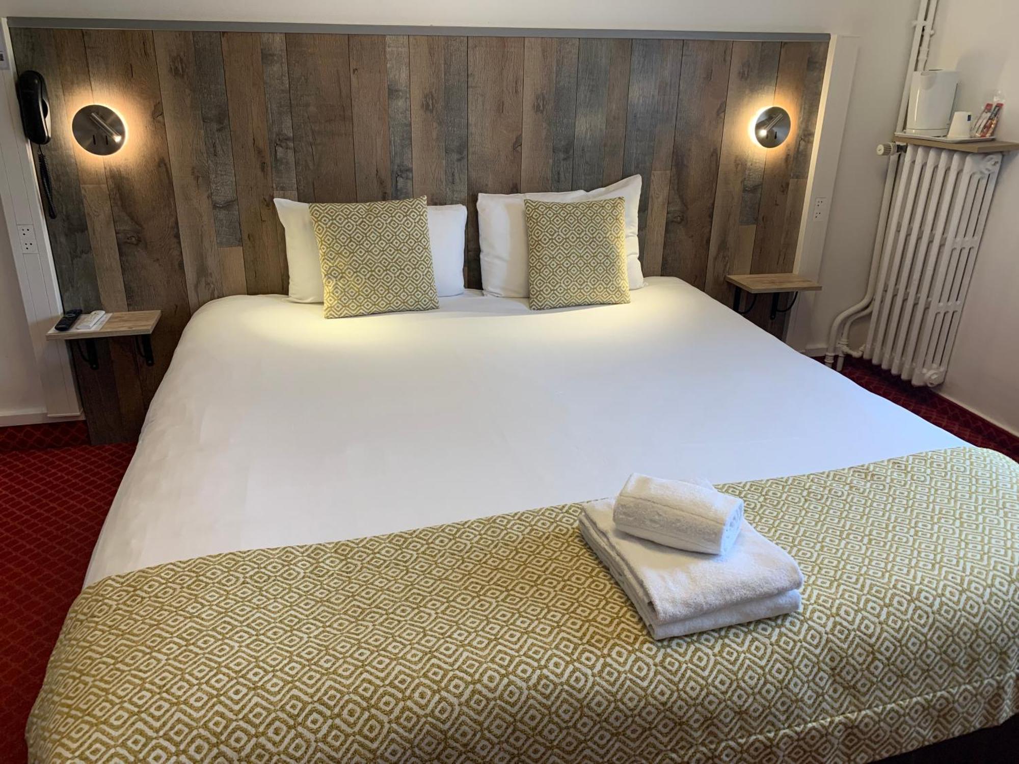 Brit Hotel Bleu Nuit Saintes Bagian luar foto