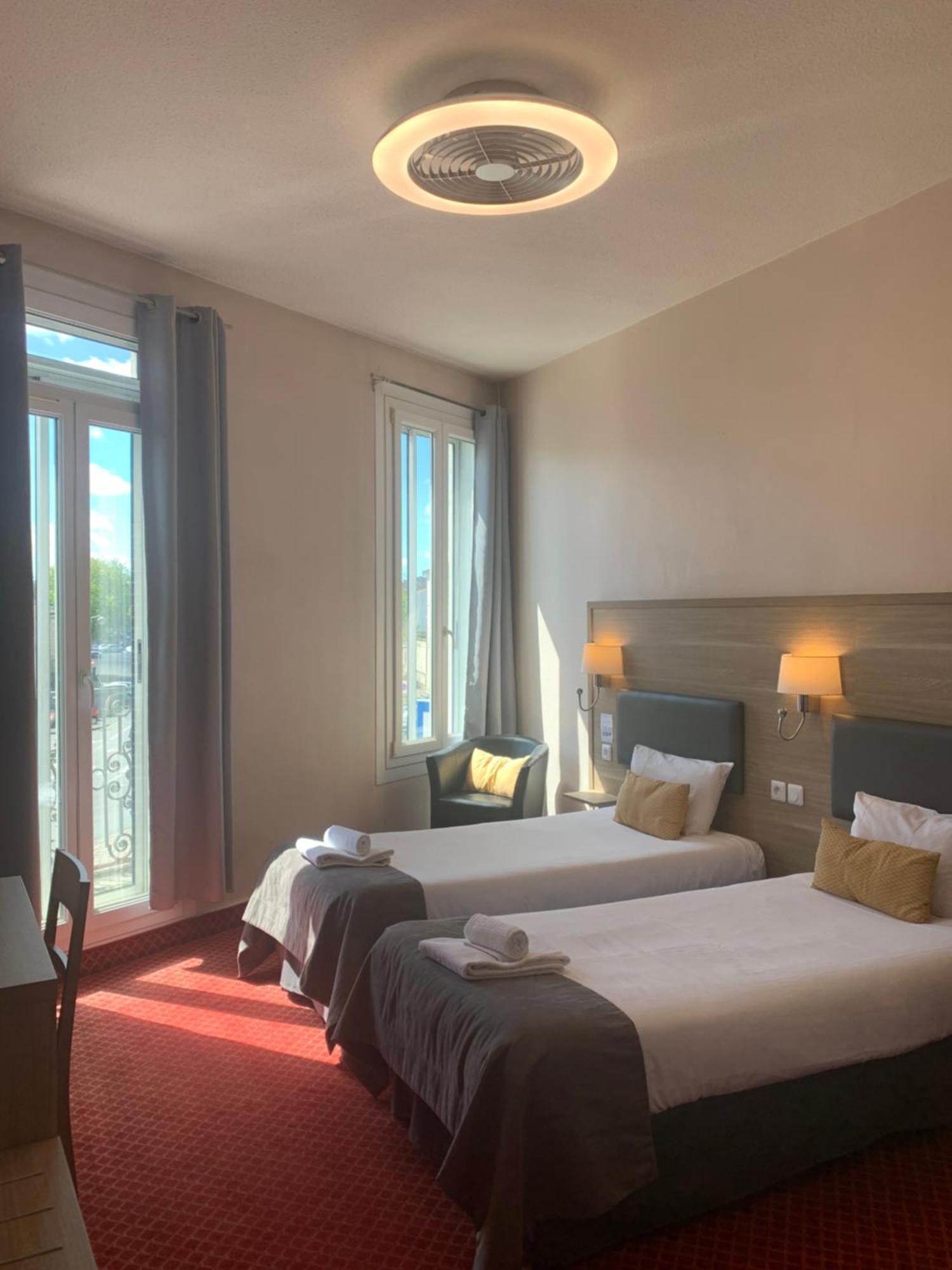 Brit Hotel Bleu Nuit Saintes Bagian luar foto