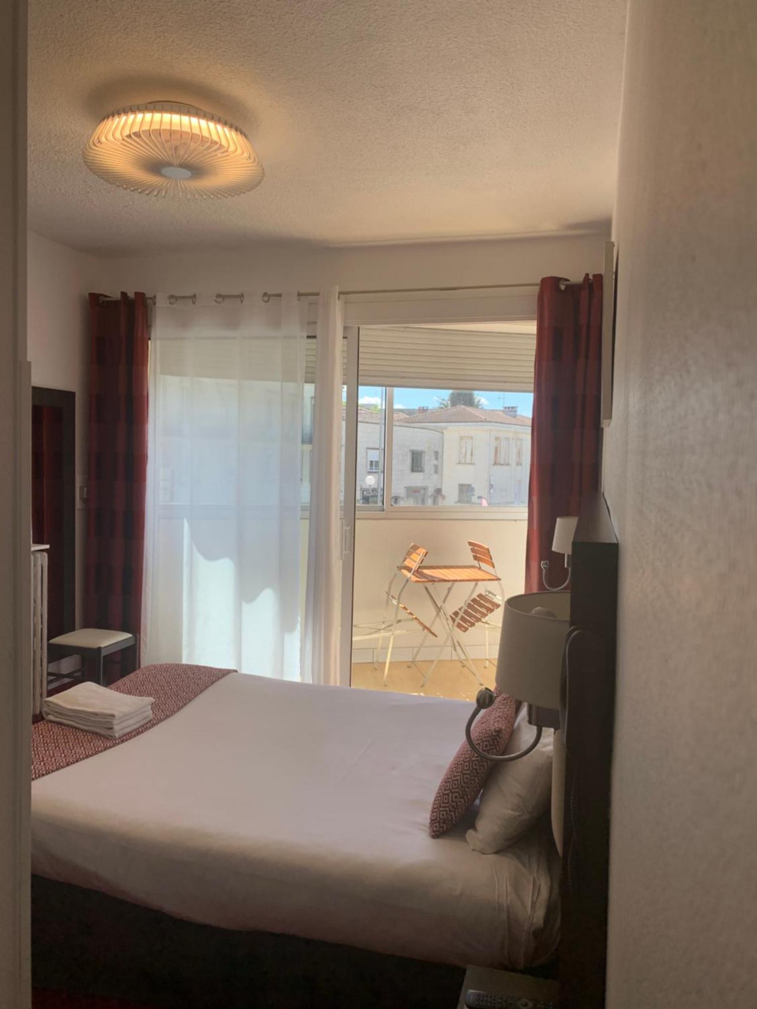 Brit Hotel Bleu Nuit Saintes Bagian luar foto