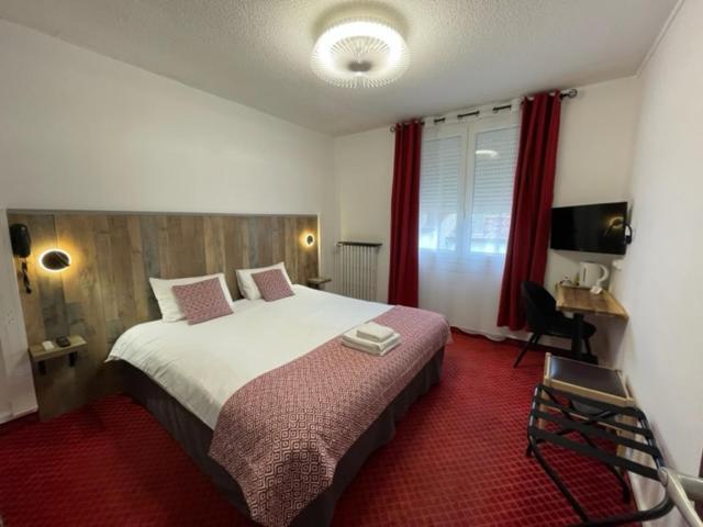 Brit Hotel Bleu Nuit Saintes Bagian luar foto